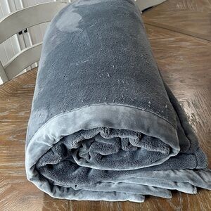 BERKSHIRE BLANKET & HOME CO. Gray Plush Blanket